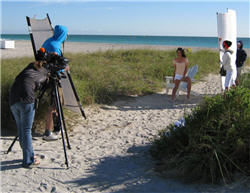 Modell bei Modeaufnahmen am Strand von Miami Beach, Florida